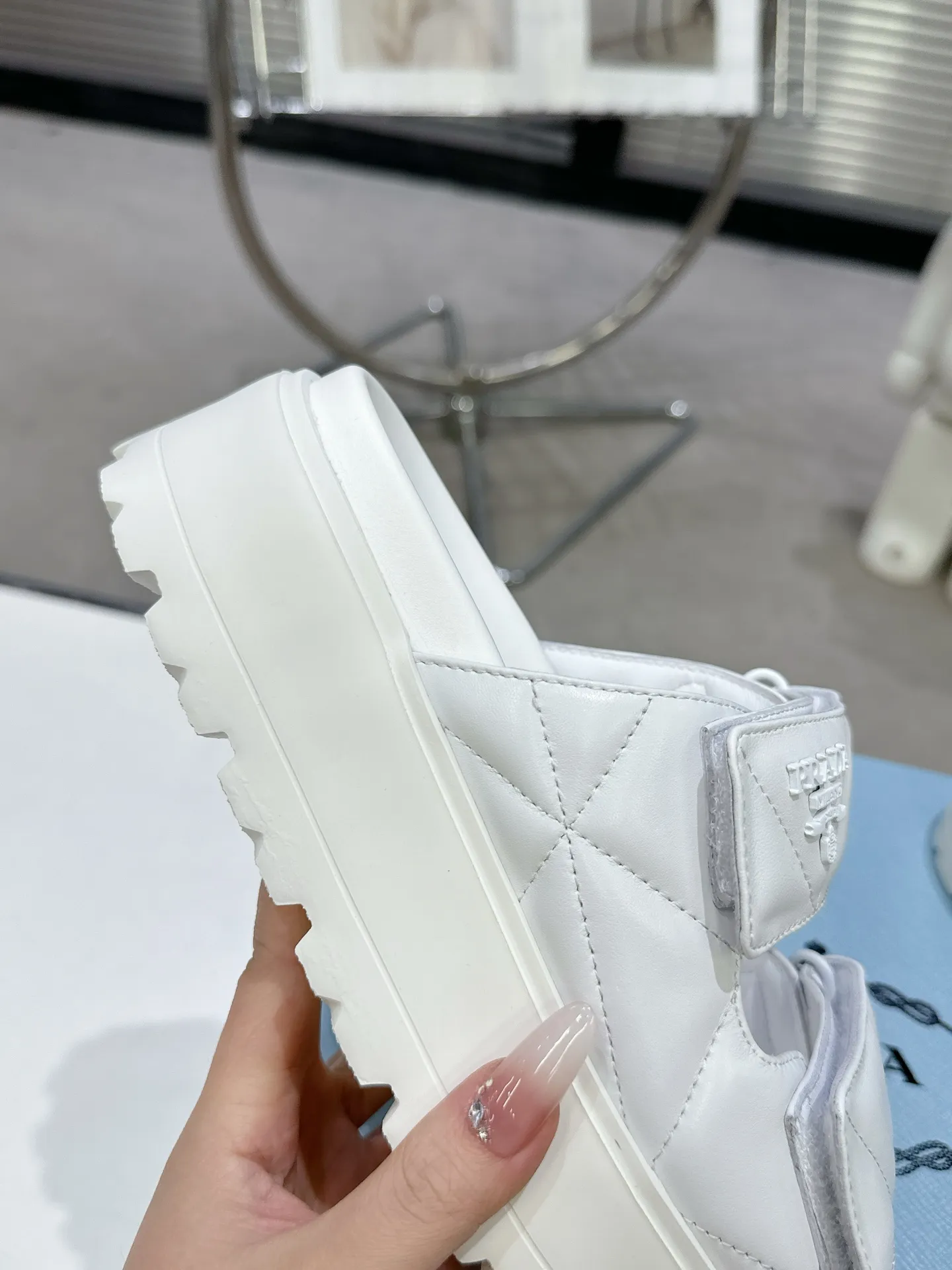 👟👟Ex-factory price 440👟👟 PRADA 2025 vs spring and summer popular sandals series... [Thick-soled double-button sandals] Original 1:1 customization, this year's most fashionable and popular retro British style, simple and elegant, all styles are good-looking, platform thick soles make you slimmer and taller, very comfortable, fashionable and versatile... Many Internet celebrities are on their feet. These platform round-toe thick-soled shoes are very popular this year. They can be worn (increased) for both leisure and leisure. ❶Material: Customized imported calf leather ❷Inner: Customized imported sheepskin ❸Outsole: Original molded ultra-light outsole ❹Sole thickness: 5.5cm ❺Number of yards: 35-40 ❻Packaging: Original full set of packaging ☀Color: Official website updated simultaneously
